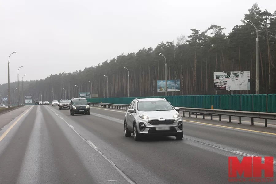 В приоритете — озеленение и внешний вид зданий. Владимир Кухарев провел объезд МКАД.  Вдоль кольцевой автодороги появятся около 6 тыс. кустарников и 10–20 тыс. деревьев. К этим работам намерены приступить в марте, а завершить их намечено в мае. Высохшие деревья будут спиливать, а на их место подсадят новые. Кстати, приживаемость растений на участках возле кольцевой дороги составляет 97–98 %.  Предстоит сделать немало, поэтому медлить не стоит, отметил председатель Мингорисполкома, подводя итоги объезда:   Поскольку к некоторым видам работ уже можно приступать, с них и стоит начать. Как только потеплеет, займемся высадкой зеленых насаждений. Наша задача — в срок реализовать намеченные планы.  «Минск-Новости» MINSKNEWS.BY Telegram Viber FB VK Inst TikTok  YouTube