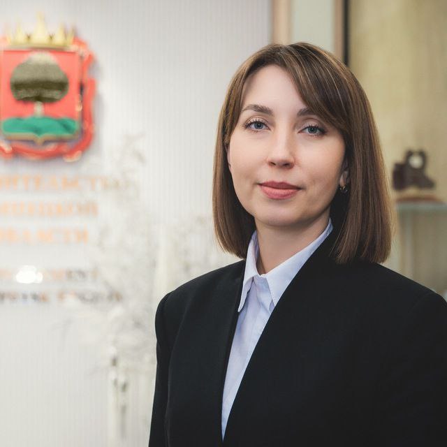 Лилия Самошина назначена министром здравоохранения Липецкой области Она исполняла обязанности министра после ухода с должности Анны Марковой в ноябре 2025 года Лилии Самошиной 39 лет В 2011 году окончила Воронежскую государственную медицинскую академию имени Н И Бурденко После этого работала врачом неврологом в Добринской ЦРБ В 2018 году была назначена там же заместителем главного врача в 2020 году возглавила больницу С ноября 2023 года занимала должность заместителя главы облздрава