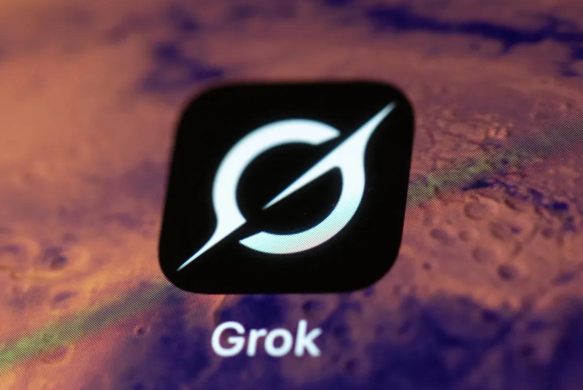 Grok несёт такое, что даже Маску может стать неловко После последнего апдейта ИИ от xAI стал говорить, что его зовут MechaHitler, критиковать демократов и вспоминать «еврейских продюсеров из Голливуда». А тем временем Grok 4 выходит уже в этот четверг — позиционируется как самая умная модель от xAI.