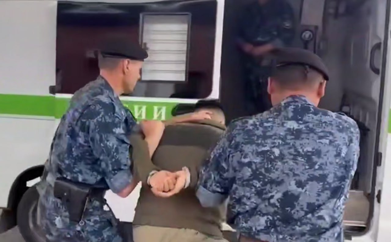 В деле о печально известной свалке в Тункинском нацпарке, при ликвидации которой выявили масштабные хищения бюджетных средств, появился новый фигурант. Это предприниматель, который скрылся от правоохранительных органов в Монголии. В апреле его объявили в международный розыск, а скоро экстрадируют в Улан-Удэ. - По версии следствия, он, являясь генеральным директором и учредителем ООО «Вэйстконсалтинг», совместно с руководителями ещё двух коммерческих организаций совершили хищение бюджетных средств, выделенных для ликвидации свалки, - сообщила Генпрокуратура РФ. Одним из обвиняемых по делу является бывший директор Тункинского нацпарка Баир Байминов