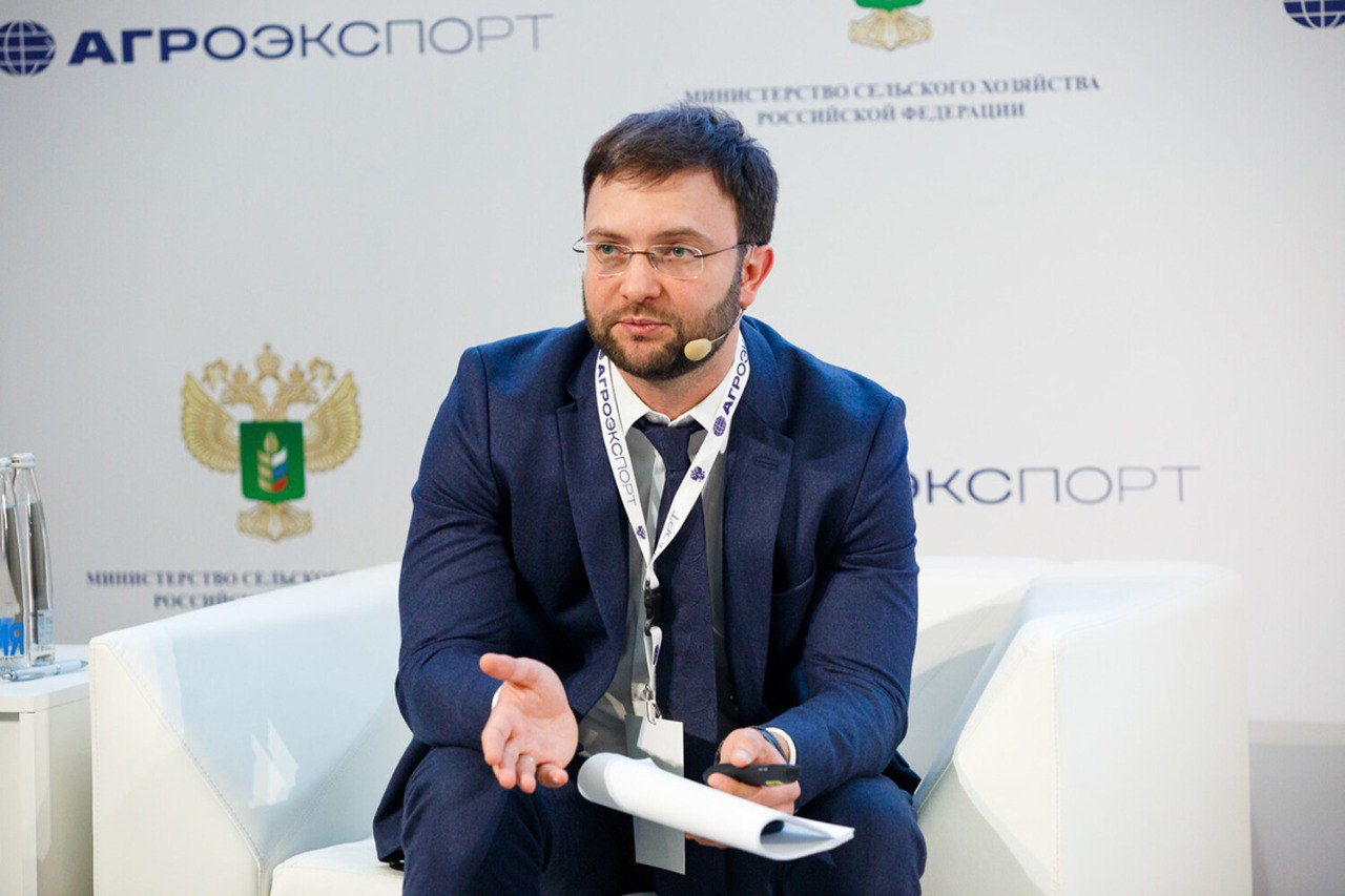 Мишустин уволил замминистра сельского хозяйства... из-за картошки Из правительства России уволили замглавы Минсельхоза Максима Титова. Титова якобы освободили от должности 28 мая «по его просьбе». Замминистра сельского хозяйства уволили на фоне резкого взлета цен на продукты. Картофель к концу мая подорожал на 173% год к году. Конечно, виноват не какой-то зам. Виновата Лут и виноват Дмитрий Патрушев. Последний уже покинул Минсельхоз. Ну, а министра со свечкой уволить нельзя - будет скандал. Иными словами, продовольственная нестабильность еще впереди. Напомним: Лут считает, что цены растут потому, что россияне... богатеют. The show must go on.