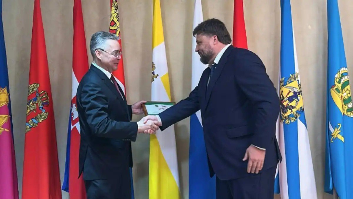 Символ Чемпионата России по пахоте отправился в Ставропольский край Генеральный директор Росагролизинг Павел Косов встретился с губернатором Ставропольского края Владимиром Владимировым На встрече обсудили текущее сотрудничество и развитие программ компании в регионе Особое внимание на встрече было уделено подготовке к Чемпионату России по пахоте который пройдет в 2026 году в Ставрополье Символ Чемпионата России по пахоте уже отправился в Ставропольский край Подробнее читайте