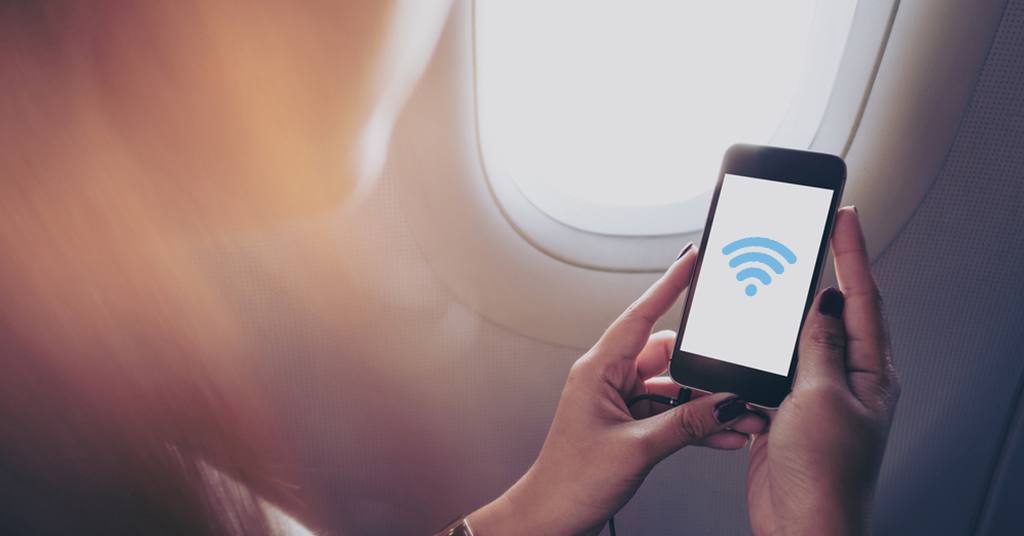 В России тестируют Wi Fi на пассажирских самолётах а глава Аэрофлота заявил что wi fi в самолётах нац перевозчика будет Государственное предприятие Космическая связь провело испытания с отечественными разработчиками оборудования которое позволяет ловить интернет на высоте 10 тысяч метров По словам главы компании Алексея Волина в России уже есть отдельные самолёты с таким оборудованием но для серийного запуска нужна массовая сборка отечественных лайнеров По словам главы Аэрофлота авиакомпания активно занимается данным вопросом У нас такой проект есть мы активно занимаемся С моим чуть посложнее чем с интернетом на земле Да будет заявил Сергей Александровский uletet 1
