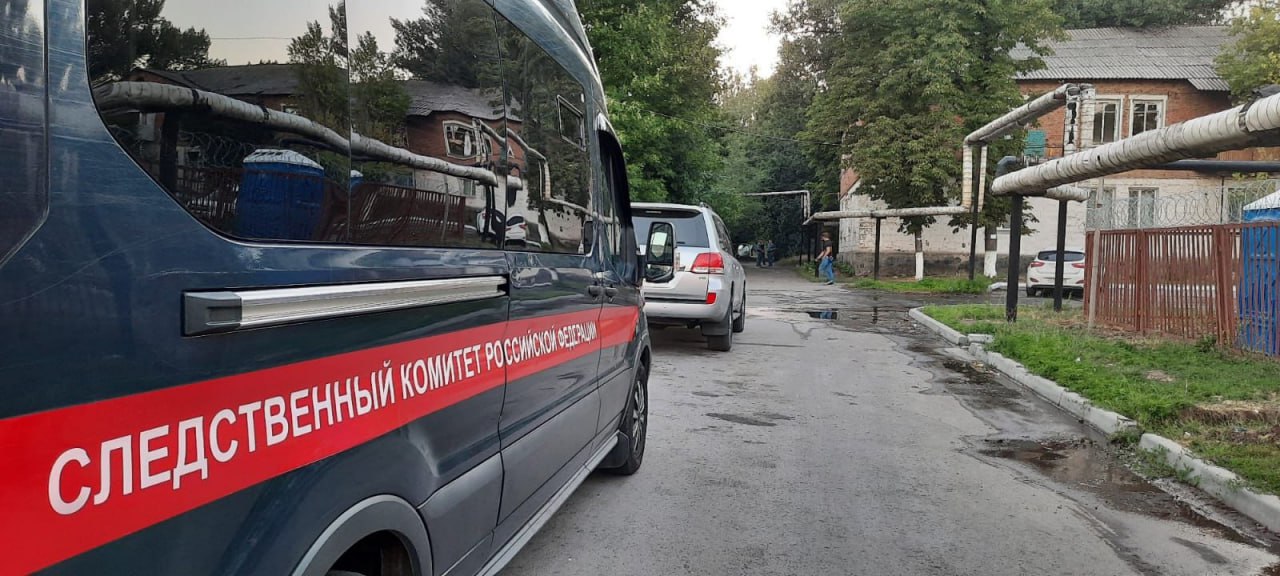 В Азове мужчина предстанет перед судом за применение насилия в отношении сотрудника полиции Следственным отделом по городу Азов следственного управления Следственного комитета Российской Федерации по Ростовской области завершено расследование уголовного дела в отношении 18-летнего местного жителя. Он обвиняется в совершении преступления, предусмотренного ч. 2 ст. 318 УК РФ применение насилия в отношении представителя власти . По данным следствия, в апреле текущего года сотрудниками ОГИБДД МО МВД России «Азовский» был остановлен автомобиль под управлением жителя Азовского района. В ходе проверки установлено, что регистрация автомобиля прекращена, а государственный регистрационный знак на автомашине подложный. Не желая быть привлеченным к административной ответственности водитель, игнорируя законные требования сотрудников полиции, сел за руль автомашины и при попытке скрыться совершил наезд на одного их сотрудников, причинив ему телесные повреждения. По ходатайству следователя в отношении фигуранта избрана мера пресечения в виде домашнего ареста. Свою вину в совершении преступления он признал. В настоящее время следствием собрана достаточная доказательственная база, в связи с чем уголовное дело с утвержденным обвинительным заключением направлено в суд для рассмотрения по существу.