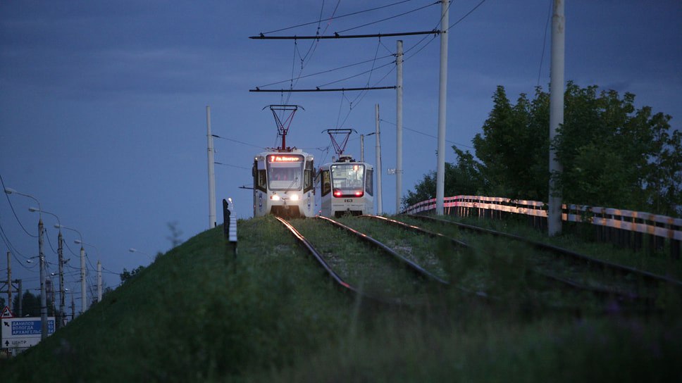 В Ярославле выданы разрешения на реконструкцию двух трамвайных путепроводов на Республиканском проезде и улице Выставочной Это 9 й и 10 й этапы модернизации трамвайного движения в городе Работы на Республиканском проезде завершат к 1 октября 2026 года на улице Выставочной к 1 сентября 2026 года Полное обновление трамвайных путей планируют закончить к концу 2026 года Фото Яргорэлектротранс Еще больше новостей в Telegram канале Ъ Ярославль