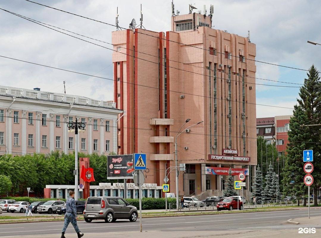  В России с 1 сентября стартует реформа образования С этого года в вузах начнут регулировать количество платных мест. Минобр провел анализ по всем регионам и в каждом учебном заведении. Теперь регулирование коснется всех вузов, специальностей и направлений подготовки. В первую очередь речь идет о крупнейших областях образования «Экономика и управление» и «Юриспруденция» и др. В целом при анализе пришли к выводу, что ряд университетов дает не хорошее образование, а только дипломы о нем. А 1 сентября 2026 года в России введут новую систему высшего образования. Это базовое высшее образование продолжительностью от 4 до 6 лет, специализированное высшее образование - дополнительные 1–3 года для углублённой специализации и профессиональное образование - этап подготовки научных и научно-педагогических кадров аналог аспирантуры . По материалам Лента, 2ГИС