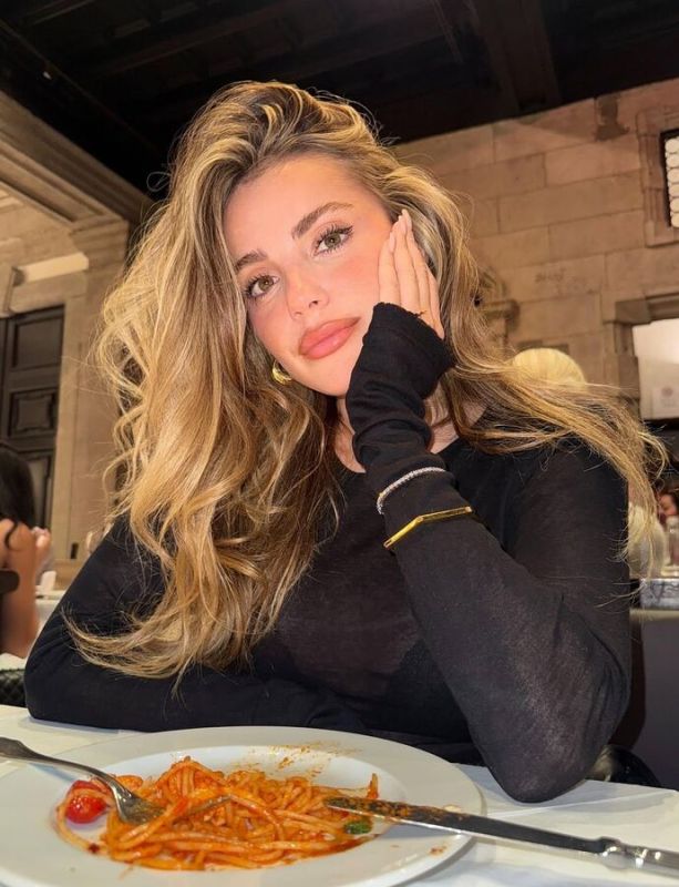 Тест на наркотики актрисы Великолепного века оказался положительным СТАМБУЛ 6 янв РИА Новости Результаты теста актрисы турецкого сериала Великолепный век Эзги Эйюбоглу на наркотики оказались положительными сообщила во вторник газета Cumhuriyet Полиция 19 декабря задержала 37 летнюю актрису турецкого сериала Великолепный век Эзги Эйюбоглу по подозрению в употреблении наркотиков Актриса сыграла во втором сезоне Великолепного века дочь крымского хана Айбиге хатун Результаты теста на наркотики оказались положительными у задержанных ранее актрис Эзги Эйюбоглу и Мелисы Дёнгель в их организме обнаружены следы кокаина сообщило издание Актрисе потенциально может грозить арест Тест на наркотики оказался отрицательным у еще одной задержанной актрисы Ирем Сак Подробнее