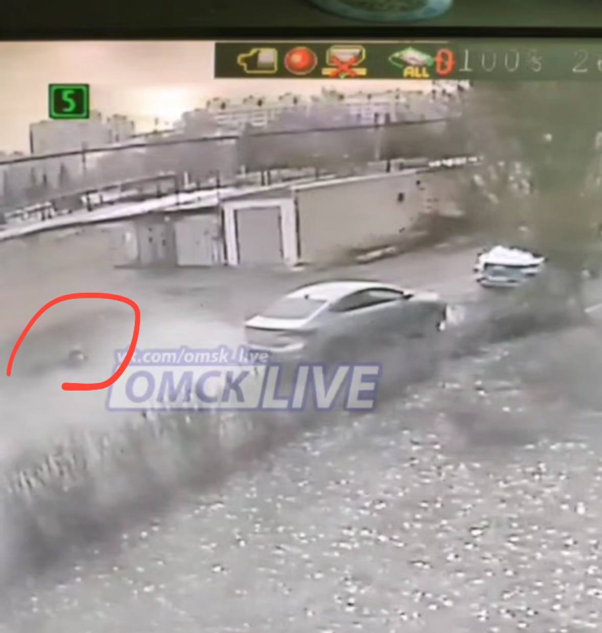 В центре Омска мужчина провалился в кипяток началось расследование ЧП произошло сегодня утром на пересечении улиц Малая Ивановская и 5 ой Армии Очевидцы сообщают в соцсетях что мужчина неожиданно провалился в яму с кипятком Предположительно под дорогой в это время случился порыв на трубе и горячая вода размыла асфальт Как сообщает мэр Сергей Шелест мужчина госпитализирован получает всю необходимую помощь Руководство Тепловой компании находится на связи с его родственниками Участок трубопровода отключен а с причинами разберутся следователи Фото Инцидент Омск Омск LIVE Написать в редакцию можно здесь gorod55ru