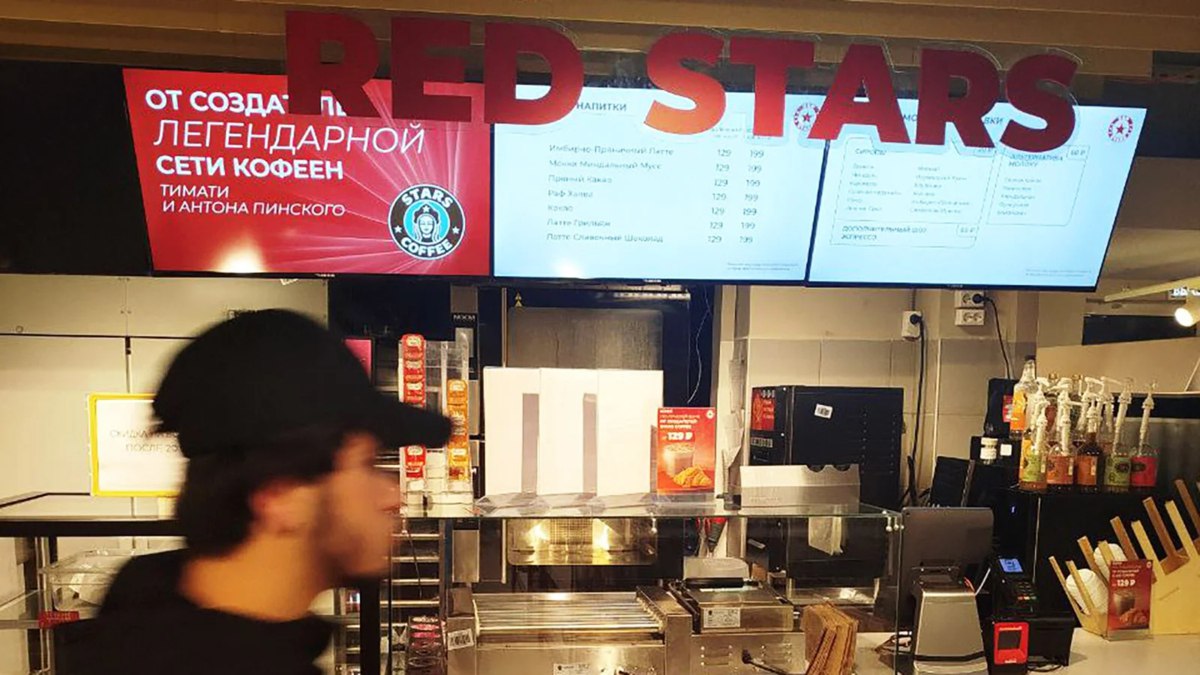 Создатели сети кофеен Stars Coffee которая возникла на месте ушедшей из России Starbucks открыли первую точку с кофе в магазине Магнита под брендом Red Stars Партнёры готовятся открыть ещё несколько точек если формат окажется успешным его значительно масштабируют vc ru food 2215636