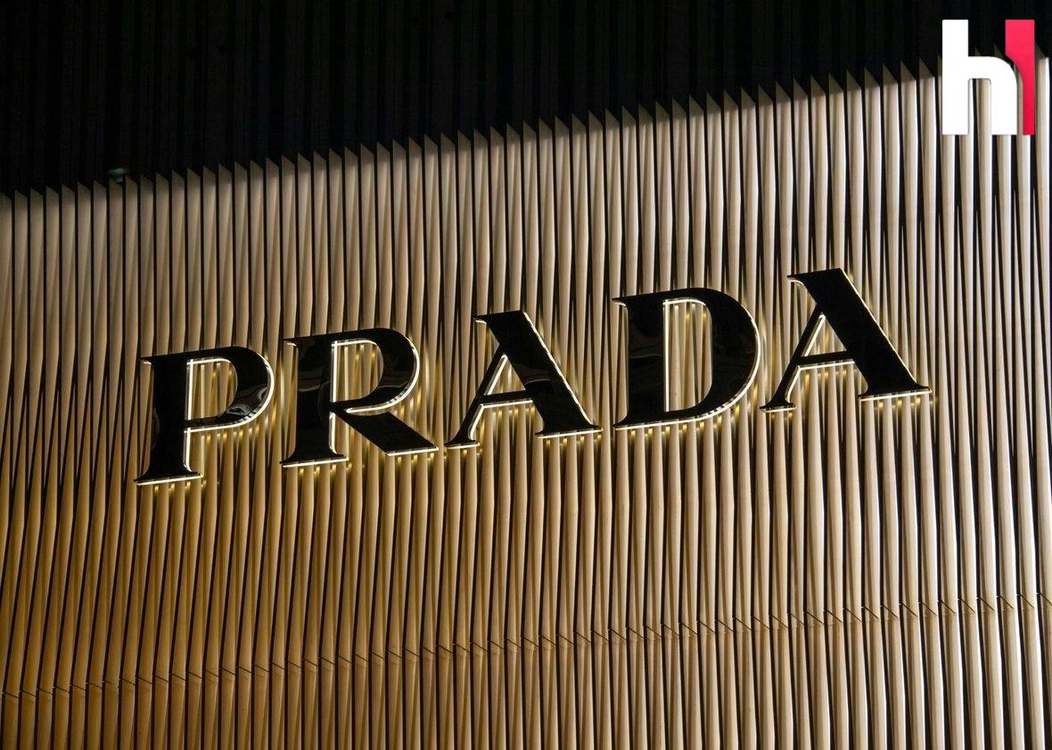 Prada закрыла сделку по покупке Versace за 1 3 млрд бренд Джанни Версаче войдёт в группу вместе Miu Miu Prada завершила покупку Versace за 1 3 млрд закрыв одну из самых ожидаемых сделок в индустрии люкса Контакты были ещё во время COVID велись переговоры даже до продажи Capri компании Tapestry Когда та сделка сорвалась из за антимонопольных вопросов мы вернулись и попытались ускорить процесс сообщил в интервью Reuters исполнительный директор Prada Лоренцо Бертелли Теперь яркий гламурный бренд Джанни Версаче станет третьей ключевой маркой группы рядом с Prada и Miu Miu Этичный хакер