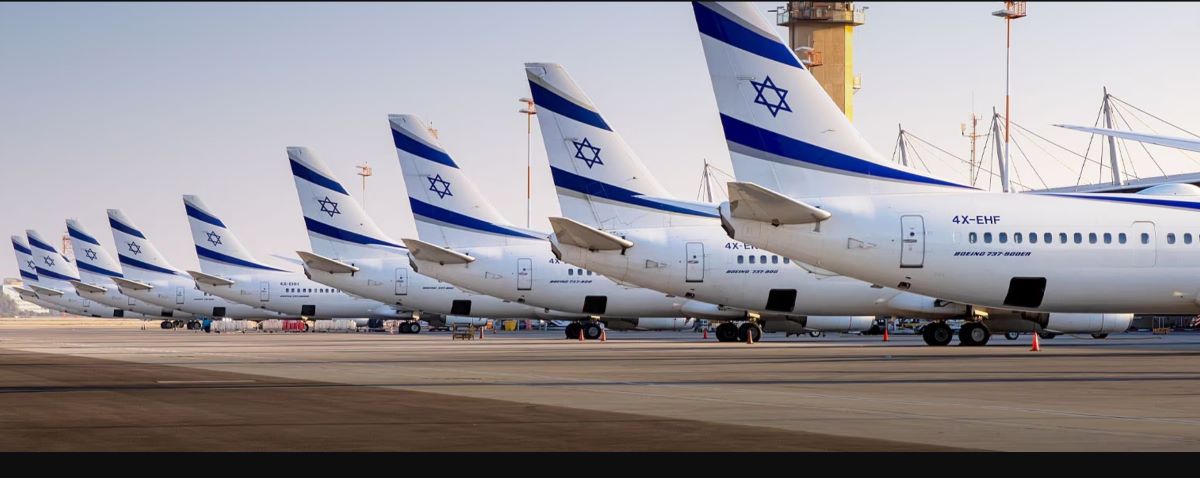 Пассажиры El Al, летящие по тарифу Lite, с 20 мая больше не смогут провозить ручную кладь в салоне самолёта Новое требование распространяется на все направления El Al, включая рейсы в Москву, сообщил перевозчик в агентской рассылке. Ручную кладь весом до 8 кг придется сдавать в багаж, однако дополнительную плату за это брать не будут. Путешествующим по тарифу Lite разрешается проносить в салон только предметы первой необходимости. В этом списке паспорт и другие документы, ценные предметы и другие необходимые в полете вещи. Члены клуба постоянных пассажиров со статусом SL и выше могут взять в салон ручную кладь при наличии свободных мест в багажных полках. El Al возобновила полеты из Тель-Авива в Москву с 1 мая. В неделю выполняется 7 рейсов.