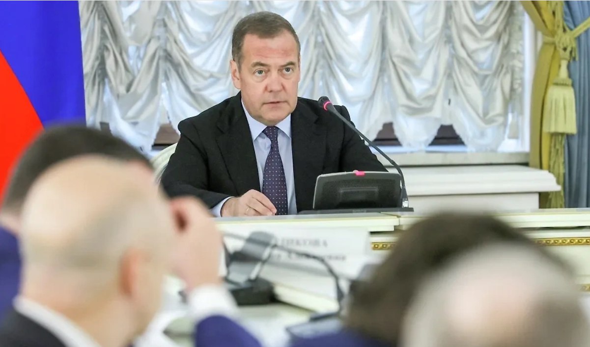 Жадность фраера сгубила: кто это захотел и Нобелевку, и Гренландию, и Украину  life.ru  Публицист и аналитик Александр Роджерс — о том, почему у Трампа сгорают все ультиматумы, Европа в долгах, но ищет деньги для Киева, а Санду грозит миру «биологическим оружием» Элтона Джона.  Пришла пора подводить итоги очередной недели. И лейтмотивом нынешних событий можно считать мысль «Не хочу быть президентом США». В целом не хочу  учитывая, так сказать, глубину, кхм, пропасти, в которую летит эта страна , и на месте Дональда Трампа в особенности.  Причём кроме объективных проблем — с экономикой, с бюджетом, с коррупцией, с преступностью, с мигрантами и так далее — есть целая куча геморроя, которую он сам себе «накопал» на ровном месте...  Далее здесь