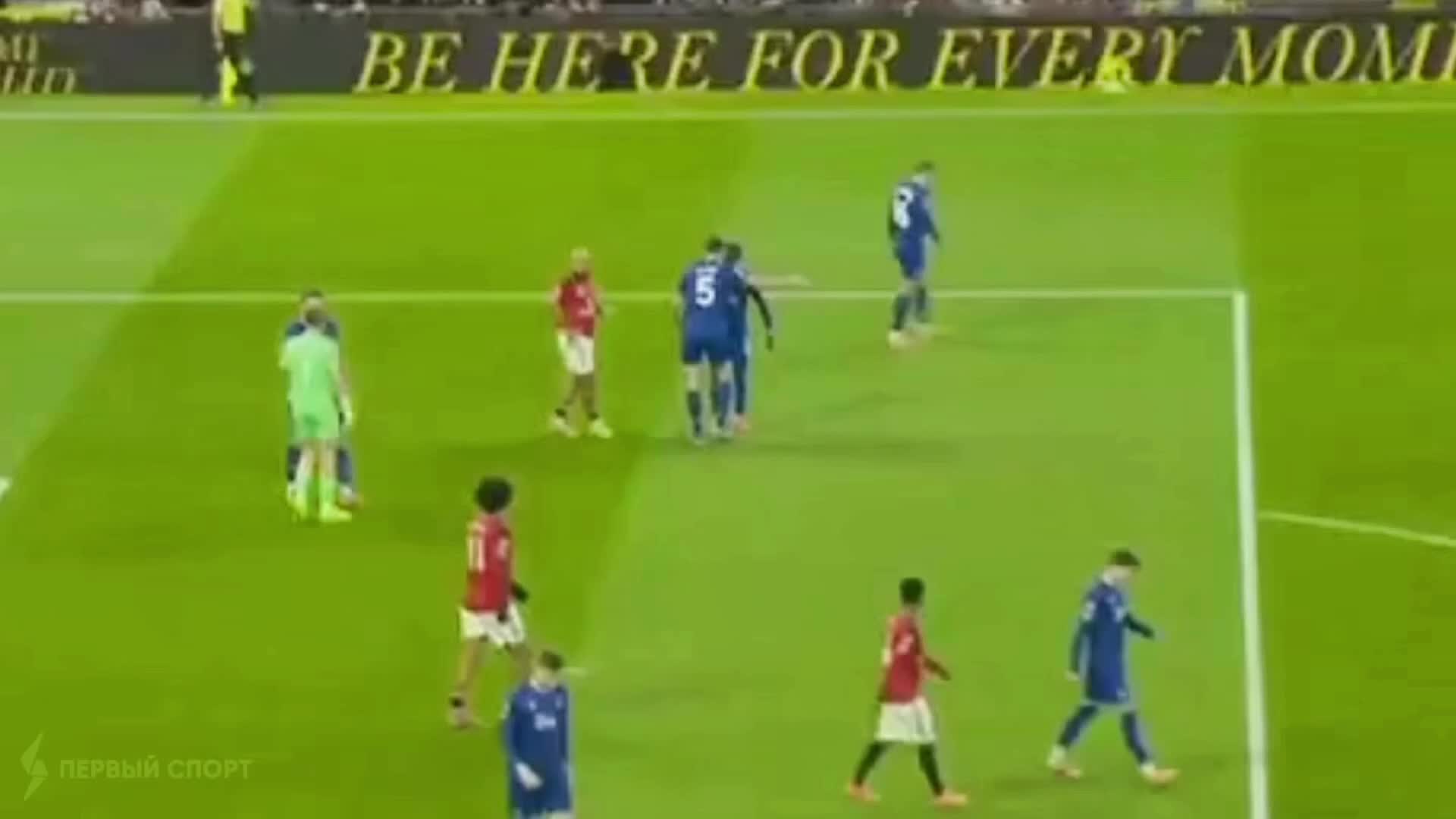 Идрисса Гуйе удалили с поля за конфликт с партнером в матче против МЮ