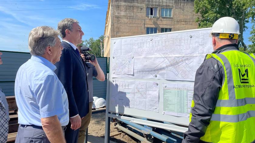 Василий Орлов проинспектировал ход строительства нового путепровода в Белогорске. Сейчас на строительной площадке в две смены работают более 70 человек и порядка 20 единиц техники. Общая протяженность объекта составит 1,6 километра, в том числе сам путепровод — 390 метров. «У нас есть отдельное поручение Президента по созданию в области путепроводов через Транссиб. Строящийся в Белогорске объект — один из крупнейших и важнейших путепроводов в рамках этой программы. Видим, что его возведение идет с опережением графика. Со своей стороны работаем с Москвой в части досрочного выделения финансирования, что позволит нам сдать путепровод в 2027 году — на год раньше планового срока», - сказал губернатор Приамурья. Перейти на сайт