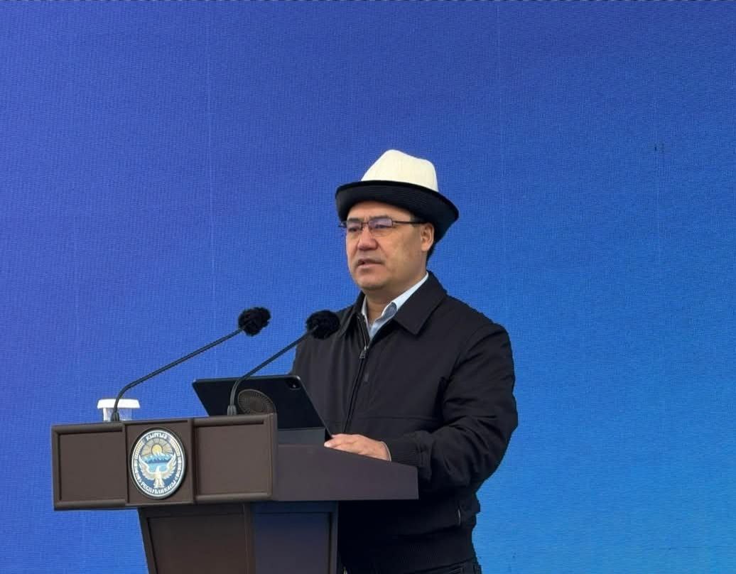 Садыр Жапаров принял участие в церемонии открытия нового здания Нацбанка Кыргызстана в Бишкеке Об этом сообщает служба информационной политики администрации президента Глава государства символически разрезал ленту после чего ему показали новое административное здание Незавершенный строительный объект простаивал около 30 лет Работы по возведению нового здания Нацбанка были возобновлены после решения президента в 2023 Жапаров отметил что финансовые технологии онлайн платежи цифровые банковские сервисы криптовалюты стали неотъемлемой частью современной жизни Также он рассказал что ранее у государства были трудности с хранением золота не хватало соответствующих условий Приходилось хранить свои запасы за рубежом Теперь же Национальный банк получает крупнейшее хранилище отвечающее международным стандартам способное вместить до тысячи тонн золота И Кыргызстан сможет не только надежно хранить собственные запасы но и предоставлять такие услуги иностранным партнерам