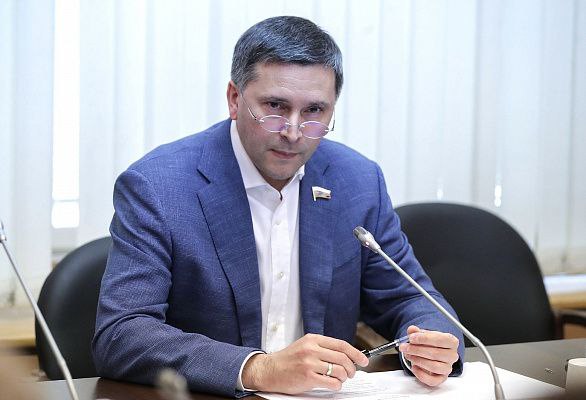 В Госдуму внесен проект закона направленный на решение системной проблемы в сфере недропользования Депутаты комитета ГД по экологии природным ресурсам и охране окружающей среды разработали и внесли на рассмотрение Государственной Думы проект федерального закона который создает надежную систему финансовых гарантий рекультивации земель нарушенных при добыче золота и общераспространенных полезных ископаемых Об этом в своем канале в Телеграм написал глава комитета Дмитрий Кобылкин Многолетняя практика показывает проблема недобросовестного отношения к рекультивации существует давно Компании получают прибыль от разработки месторождений но после завершения работ оставляют после себя нарушенные земли Основные причины отсутствие финансовых средств у недропользователей их банкротство или простая недобросовестность отметил парламентарий По его утверждению законопроект предлагает простое и эффективное решение с момента получения лицензии компании будут обязаны формировать рекультивационный фонд или предоставлять банковскую гарантию Это гарантирует что даже в случае банкротства или ликвидации компании у региональных властей будут средства на приведение земель в порядок заметил депутат При этом Кобылкин особо подчеркнул что законопроект не потребует дополнительных бюджетных расходов и не создаст дополнительной бюрократической нагрузки ergosdumaofficial