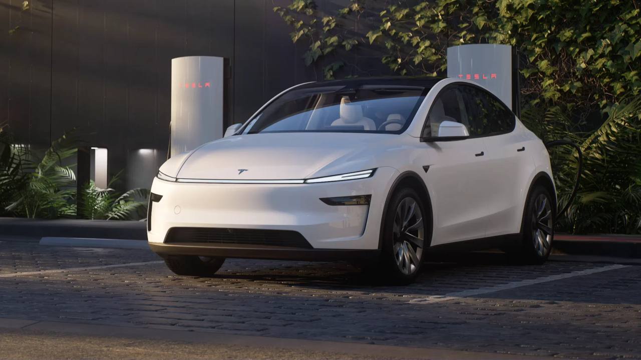 В Китае представили обновлённую Tesla Model Y  Кроссоверу пересмотрели внешность, которая стала напоминать недавний Cybercab, и увеличили запас хода. В салоне появились новые материалы отделки и улучшенные кресла.  Для новинки заявлены одномоторная 299-сильная модификация с 62,5-киловаттным аккумулятором и двухмоторная версия с двигателями на 186 и 254 л.с. и батареей 78,4 кВт⋅ч.  Первая сможет ускоряться до 100 км/ч за 5,3 секунды и проезжать без подзарядки до 593 километров. Улучшение по сравнению с прежней Model Y — 0,6 секунды и примерно 40 километров хода. Полноприводный электрокар может разогнаться до 100 км/ч за 4,3 секунды  -0,7 секунды  и проехать до 719 км  +31 км .   Кроссовер с обновлением немного подорожал: базовую версию оценили в 263 500 юаней  3,6 миллиона рублей , двухмоторный вариант стоит минимум 303 500 юаней  4,15 миллиона рублей .