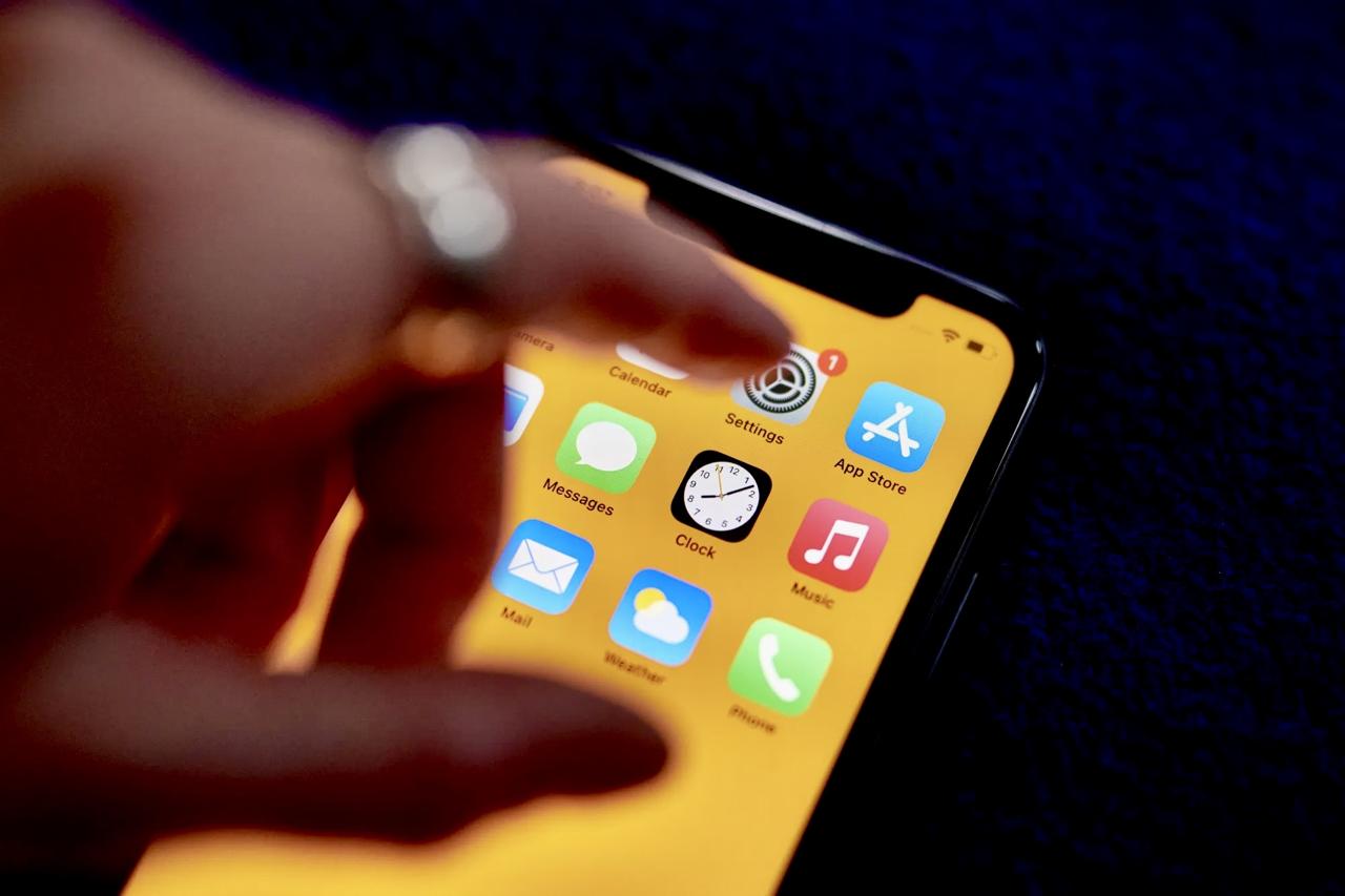 МВД России сообщило что iPhone можно взломать Невзламываемых устройств не существует Apple действительно строит сильную систему защиты но невзламываемых устройств не существует Если вы сами передали код из SMS устройство тут ни при чём МВД России В ведомстве отметили что ни один смартфон не защищён на 100 а рост преступлений с применением социальной инженерии достиг 85 за год www iphones ru iNotes mvd rossii soobshchilo chto iphone mozhno vzlomat nevzlamyvaemyh ustroystv ne sushchestvuet новости iphonesru