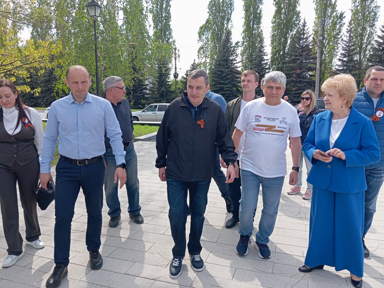 Курскую область посетили участники автопробега «Самара-Москва» Маршрут автопутешествия, приуроченного к 80-летию Победы в Великой Отечественной войне, пролегает по девяти российским регионам. В Курске самарцы возложили цветы на мемориальном комплексе «Курская дуга». Гостей тепло приветствовал врио губернатора региона Александр Хинштейн. - Здесь, на героической курской земле, это единение всей огромной страны, всех наших регионов, ощущается совершенно по-особому. Мы каждый день видим и чувствуем эту поддержку. В тех караванах гуманитарной помощи, в словах и делах, которые каждодневно мы видим со стороны самых разных людей – простых тружеников, которые порой отрывают от себя последнюю копейку, но отправляют то, что важнее другим. Фото: РИА «Курск»