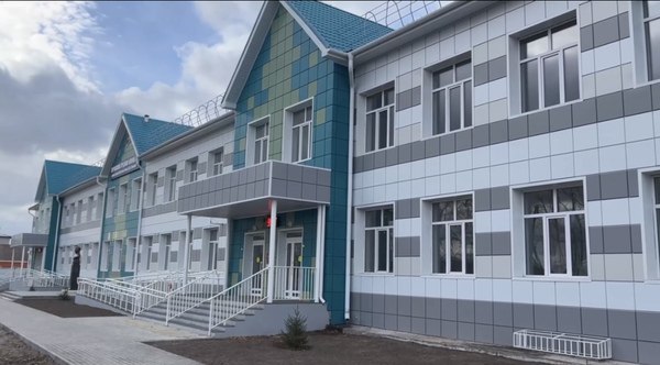 Возведение нового школьного корпуса на 176 учеников в селе Хоринск близится к завершению Сейчас объект готов на 98 Подрядчик занят устранением замечаний Госстройжилнадзора вывозом мусора и уборкой помещений Об этом сообщает Минстрой республики В ноябре дети должны пойти в новый корпус поэтому ускоряйтесь получайте разрешение на ввод прокомментировал готовность объекта зампред правительства Бурятии Евгений Коркин В новом корпусе пять блоков Внутри разместили кабинеты для младших и старших классов зоны для приёма пищи и занятий спортом На строительство ушло в общей сложности порядка 500 миллионов рублей бурятия bur24