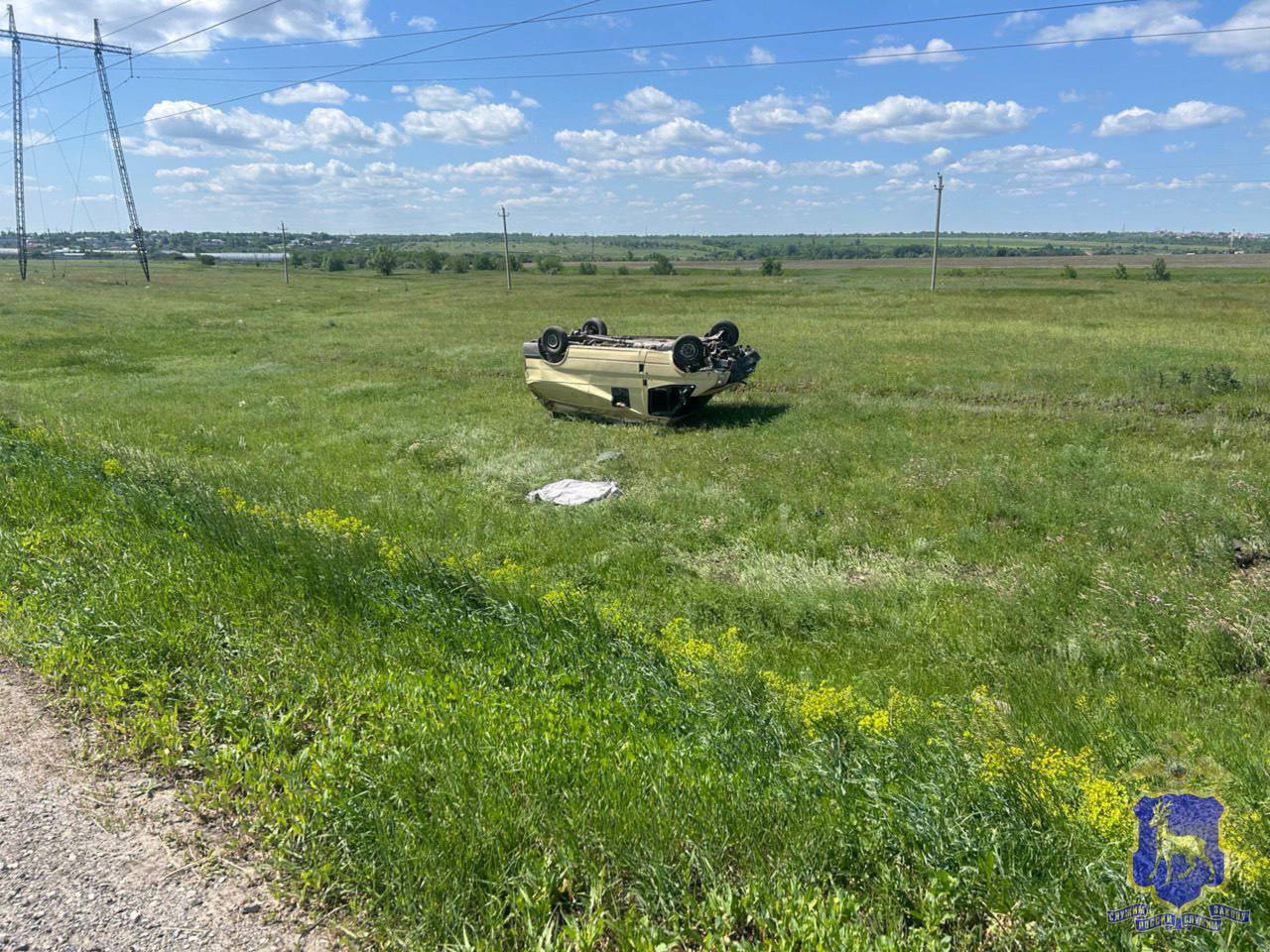 Погиб молодой водитель грузовика в Сызранском районе Смертельное ДТП произошло утром 2 июня в Самарской области. По предварительным данным, 2 июня в 10:20 22-летний водитель грузового автомобиля Ford Transit, двигался со стороны автодороги М-5 «Урал» в направлении села Варламово. На 1 км автодороги «Урал-Варламово» не справился с управлением, вылетел в кювет по ходу своего движения и опрокинулся. На месте происшествия погиб водитель. Сотрудники полиции продолжают устанавливать все обстоятельства и подробности произошедшего. Будьте осторожны над дорогах!