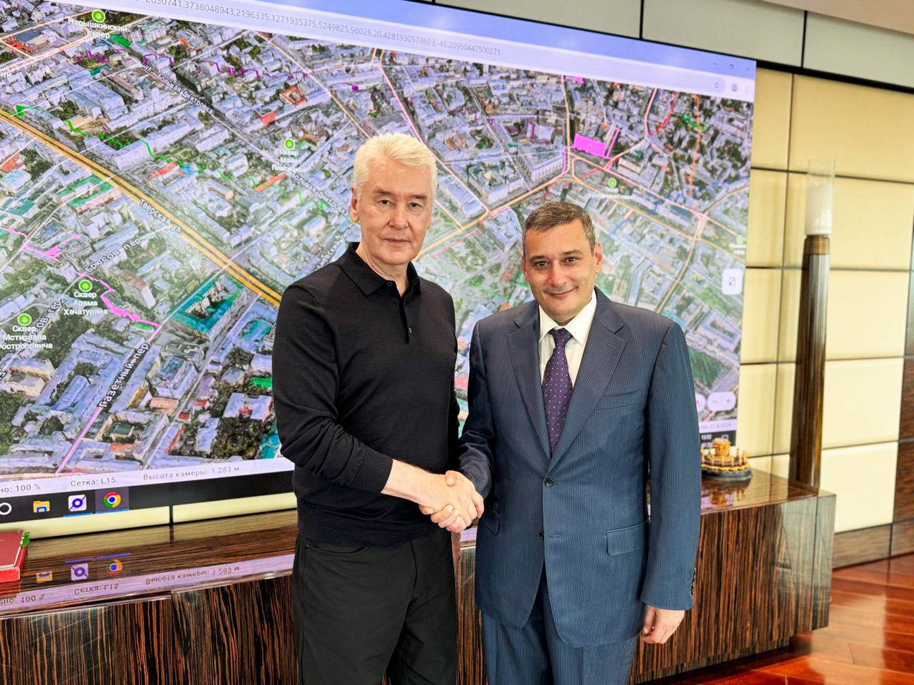 1 2 3 Москва и Курск станут городами-побратимами Глава Курской области провел встречу с мэром столицы Сергеем Собяниным. Москва с первых дней вторжения ВСУ в курское приграничье включилась в помощь: на территории региона развёрнуты ПВР, направлены сотрудники ведомственной охраны, постоянно прибывают гумконвои. Сергей Собянин выделил уборочную технику, эвакуаторы, которые в том числе будут задействованы в приграничье. На встрече обсудили совместные планы. Александр Хинштейн предложил инициативу сделать Москву и Курск городами-побратимами, подписав соответствующее соглашение. Сергей Собянин эту идею поддержал. Кроме того, мэр Москвы дал согласие войти в состав Федерального оргкомитета по подготовке к 1000-летию Курска. — В преддверии эпохальной даты поддержка Москвы, конечно, будет бесценна — это колоссальный незаменимый опыт развития города, куда стекаются люди со всех уголков земного шара! Много совместных планов, работы впереди — ещё больше, — поделился врио губернатора. Вести-Курск. Только проверенная информация Прислать новость