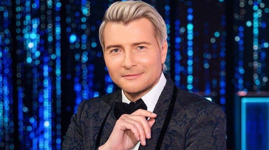 Николая Баскова объявили в розыск на Украине  Это следует из базы данных СБУ. Российский певец находится в розыске с марта 2022 года.   Кроме того, артист с 2017 года числится в базе данных украинского экстремистского сайта «Миротворец» .  На Украине Баскову предъявлены обвинения в якобы посягательстве на ее территориальную целостность. Также заочно была избрана мера пресечения в виде содержания под стражей.   В ноябре 2024 года Зеленский лишил Баскова государственных наград Украины.   Признан экстремистским и запрещен на территории РФ.  Подпишитесь на «Абзац»   Добавьте «Абзац» в ленту «Дзена»