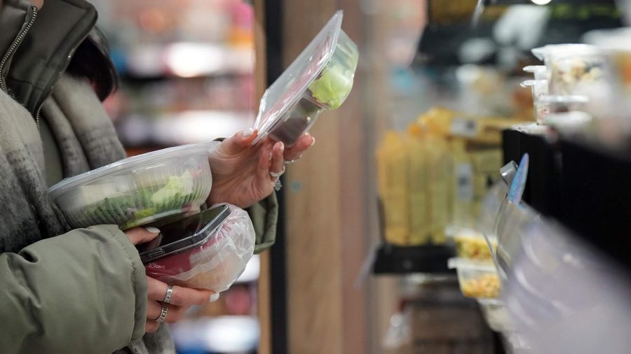 В России обсуждают вопрос введения маркировки готовой еды Власти прорабатывают вопрос возможного введения маркировки готовой пищевой продукции представители бизнеса рассказали Известиям по итогам заседания Госкомиссии по противодействию незаконному обороту промышленной продукции   www infoorel ru news v rossii obsuzhdayut vopros vvedeniya markirovki gotovoy edy html