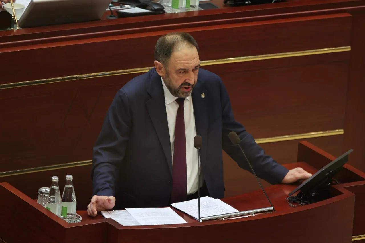 У предприятий Татарстана растет просроченная задолженность по кредитам и долговая нагрузка Общий объем убытков организаций РТ достиг в 2025 году 254 1 млрд рублей Это в 3 9 раза больше чем годом ранее заявил премьер министр Татарстана Алексей Песошин выступая с докладом о работе правительства По его словам наибольшая сумма убытков зафиксирована в производстве автотранспорта торговле и производстве пищевых продуктов Также курс рубля усиливает давление на экспорт и конкуренцию с импортерами на внутреннем рынке Несмотря на сложности в экономике Татарстан сохраняет лидерские позиции в стране резюмировал и о председателя Госсовета Марат Ахметов после обсуждения доклада правительства KazanFirst в MAX
