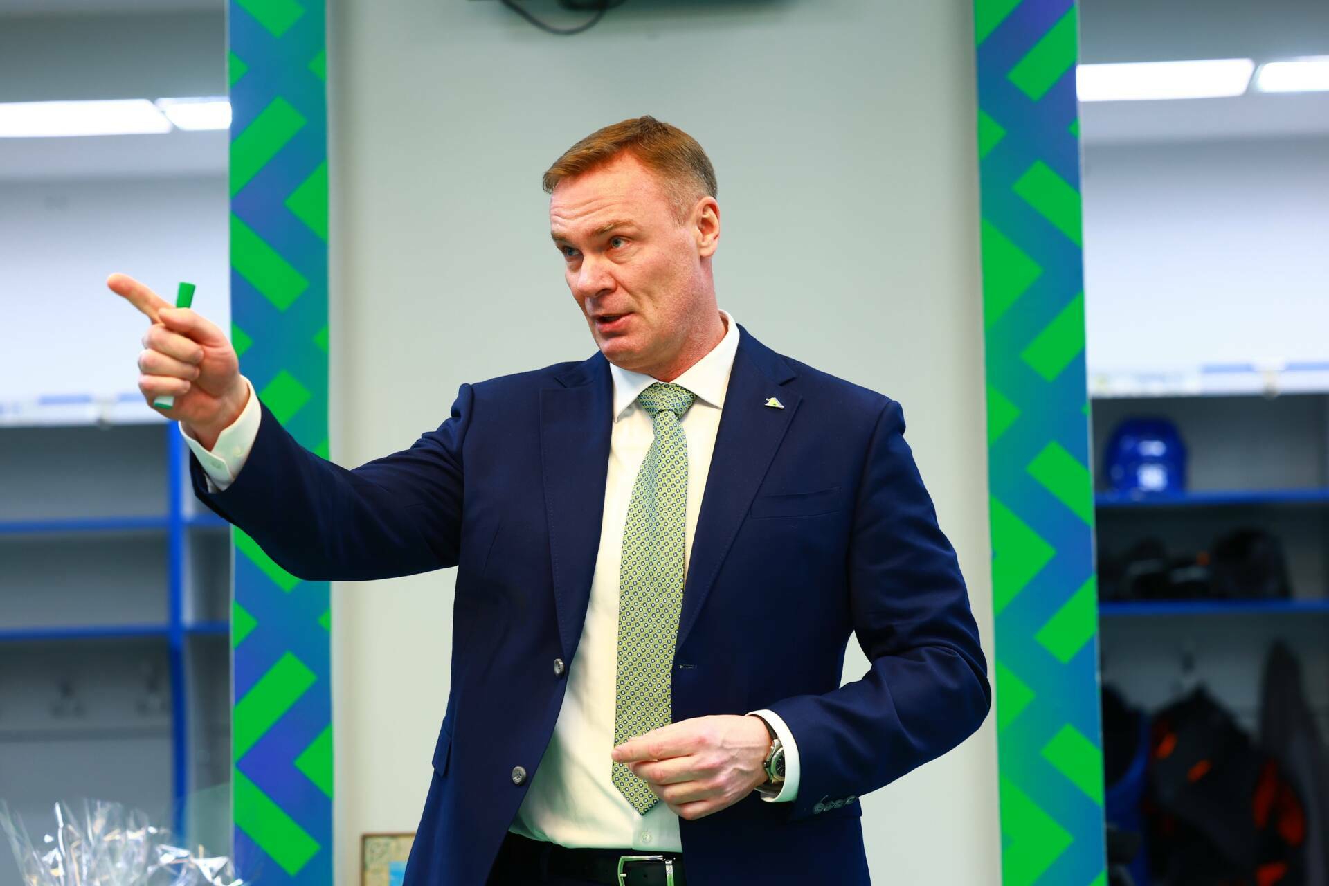 Козлов пропустит Кубок Первого канала и будет консультировать Ротенберга по видеосвязи Главный тренер Салавата Юлаева Виктор Козлов пропустит Кубок Первого канала который пройдет в Новосибирске Такое решение было принято несмотря на то что специалист ранее вошел в тренерский штаб сборной Россия 25 Романа Ротенберга Как сообщил в своем комментарии эксперт Сергей Гимаев младший для самого Козлова это решение руководства стало неожиданностью По его словам место в штабе займёт другой специалист Читать полностью