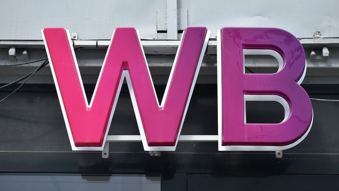 Wildberries решила открывать пункты выдачи в частных домах Пункты выдачи заказов онлайн ретейлера Wildberries теперь будут открываться в том числе в частных домах сообщает ТАСС Соответствующая возможность у партнеров компании появилась с сегодняшнего дня С 7 октября у партнеров компании РВБ появилась возможность открывать пункты выдачи заказов Wildberries в частных домах РВБ уже начала принимать заявки на сайте партнерской программы WB ПВЗ говорится в сообщении компании Данная опция будет доступна для населенных пунктов населением не более 5 тыс жителей При этом жилой дом где собираются открыть пункт выдачи не должен находиться в садоводческом некоммерческом товариществе Основное требование к помещению наличие места для хранения и для выдачи заказов Также нужен стол для выдачи заказов одна камера видеонаблюдения смартфон планшет или ноутбук для работы