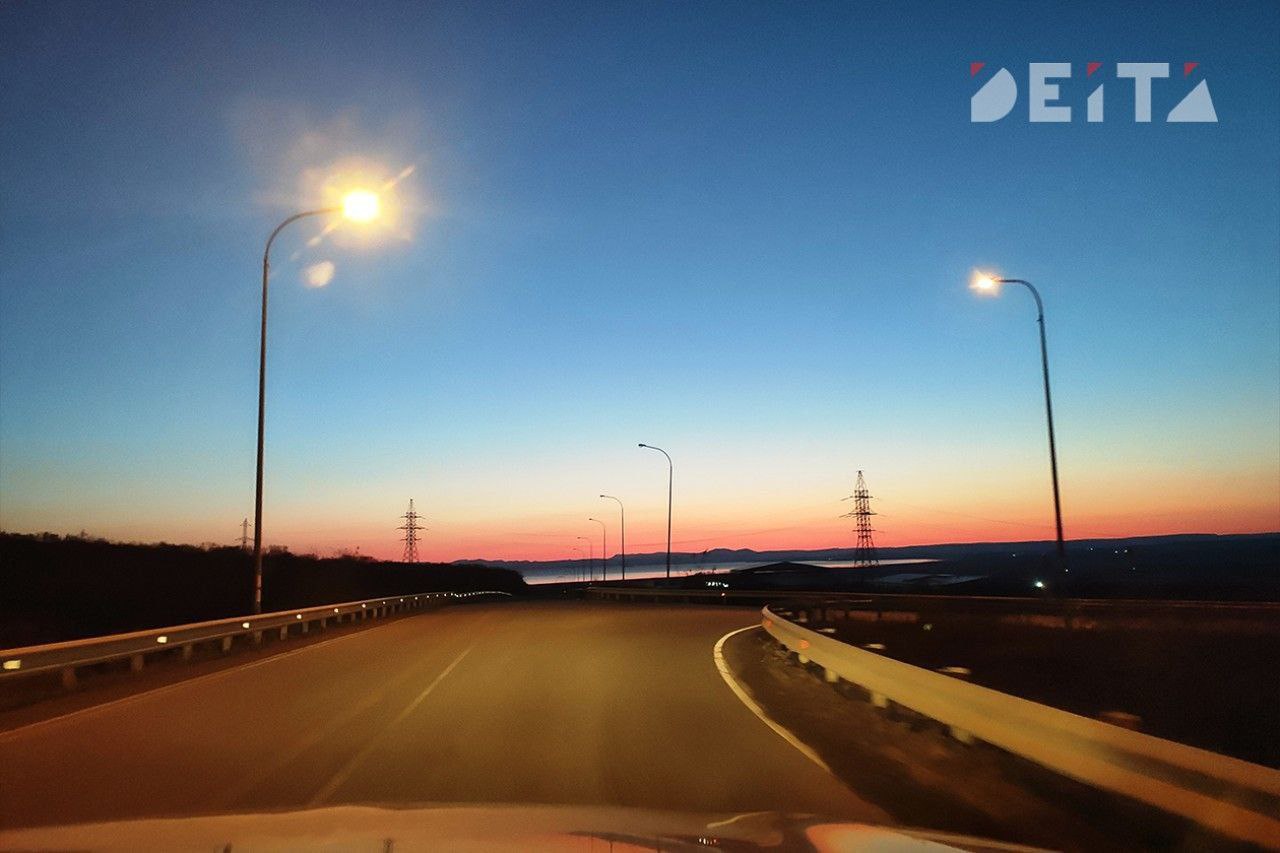 Во Владивостоке временно ограничат движение по низководному мосту    5 июля с 7:00 до 18:00 будет полностью перекрыто движение по низководному мосту в сторону Владивостока в связи с проведением краевого фестиваля по триатлону «Де-Фриз 113».    Автомобилистам рекомендуется использовать объезд через посёлок Угловое. Стоит отметить, что выезд из города останется доступным.    В этом году на соревнования съедутся более 300 спортсменов из Москвы, Санкт-Петербурга, Амурской, Московской, Новосибирской, Сахалинской областей, а также Приморского и Хабаровского краёв.