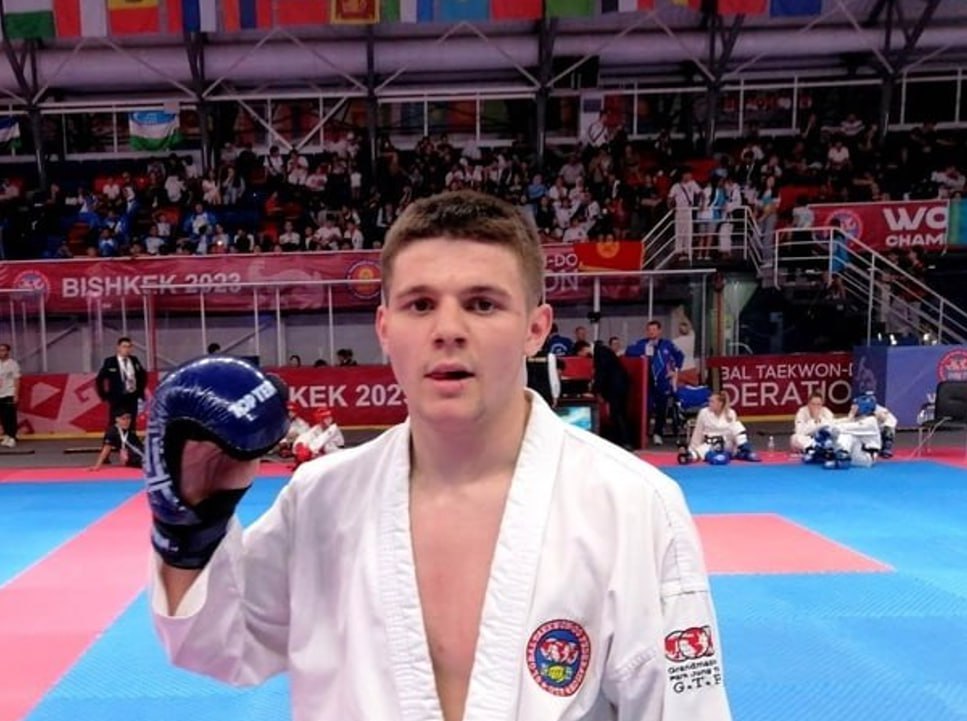 Чемпион мира по тхэквондо Эмин Четинбаг арестован по делу о мошенничестве в составе преступной группы сообщили в СК По версии следствия организатор преступной группы привлек своих знакомых в том числе Четинбага и оперуполномоченных одного из отделов полиции для совершения тяжких преступлений Они находили граждан которые занимаются криптовалютой вымогали у них деньги изымали мобильные телефоны проверяли их банковские счета на биржах и требовали немедленного перевода цифровых активов в обмен на свободу Ущерб потерпевшим оценивается в сумму свыше 4 млн рублей