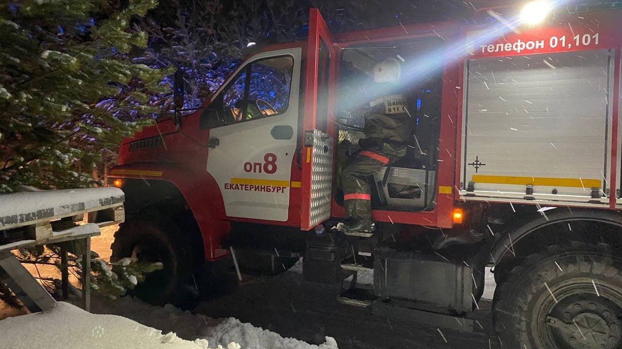 В Первоуральске во время пожара в гараже погиб мужчина.  Трагедия случилась накануне на улице Куйбышева. Огнём было охвачено 30 квадратных метров. Причина возгорания неизвестна.  Приносим соболезнования близким погибшего.    Подписывайся   Чат