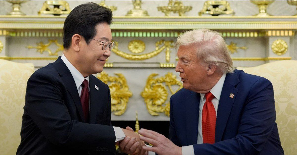 Это ваша ручка Вы заберете ее с собой Трампу понравилась ручка Ли Чжэ Мёна Президент республики Корея решил отдать ее в качестве подарка После этого акции южнокорейской компании Монами канцелярские товары выросли на 23 При этом представитель компании рассказал что это не их ручка Об этом пишет газета Хангук кёнчжэ Свезло так свезло