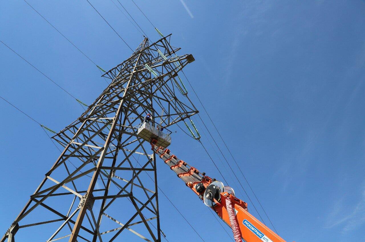 В Крыму непогода оставила без света 15 тысяч человек Обесточено 145 трансформаторных подстанций сообщили в Минтопэнерго республики В связи с обильными осадками и порывами ветра до 22 м с в ряде населенных пунктов Республики Крым временно ограничено электроснабжение потребителей Наибольшее количество отключений в Ленинском Кировском и Белогорском районах а также в Ялте говорится в сообщении Энергетики работают над устранением аварий 0   Подписаться на РИА Новости Крым