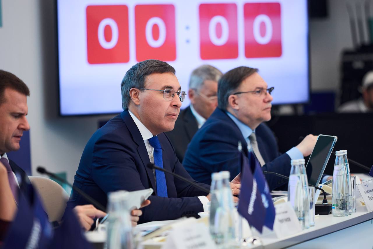 Земляки сегодня в Министерстве науки и высшего образования России состоялась защита наших трех вузов по мероприятиям программы Приоритет 2030 Дальний Восток Итоги защиты станут известны в декабре а пока напомню что стоит за государственной программой Приоритет В рамках этой программы ученые Бурятского госуниверситета разработали технологию по созданию модифицированного коллаген ламининового раневого покрытия с комбинированным регенеративным противовоспалительным и антимикробным действием У всех на слуху NovoSkin так вот за маркой компании Шенескин стоит совместный труд сотрудников лаборатории регенеративной медицины БГУ Сегодня налажена связь с военными медиками Москвы и Санкт Петербурга для использования раневого покрытия в лечении участников специальной военной операции Бурятская сельхозакадемия участвует в программе Приоритет 2030 Дальний Восток с 2022 года со стратегическим проектом по лекарственному растениеводству Вуз не только только систематизировал обучение и стажировку студентов но и наладил связи с другими вузами и научными организациями по этой тематике Сегодня в стенах БГСХА выпускаются экстракты БАДы и другие продукты под брендом Академия трав Восточно Сибирский государственный университет технологий и управления в рамках Приоритета разработал новые строительные материалы дисперсно армирующую добавку для фибробетона самоуплотняющийся фибробетон напольные смеси а также технологию изготовления бронепластин класса защиты Бр3 и Бр4 уже проведены испытания на сверхскоростную ударную нагрузку Пластины легче на 25 30 аналогов обладают отсутствием травматических последствий после удара Сегодня разработка находится на сертификации в НИИ Стали И еще рассказывал ранее наши вузы получают серьезную финансовую поддержку в общем 1 1 млрд рублей Поддержка научно технологических разработок сегодня крайне важна это всегда подчеркивает наш Президент Владимир Владимирович Путин а это двигает экономику б готовит нужных специалистов в решает социальные и стратегические задачи государства Полностью разделяю его мнение Как видите государственная программа Приоритет имеет сегодня большое значение не только для нашей республики но и страны в целом Рад успехам наших ученых Только вперед