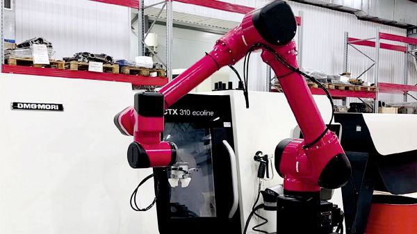 Первые испытания по внедрению робота на производство завершили в Хабаровске На промышленном предприятии в Хабаровске успешно завершены первые испытания по внедрению коллаборативного робота предназначенного для работы с ЧПУ станками Проект реализует Региональный центр инжиниринга РЦИ в сотрудничестве с компанией ПромМаш Внедрение такой системы позволит освободить операторов от рутинных и опасных задач что по расчётам специалистов повысит общую производительность предприятия на 40 Пресс служба правительства края сообщает что коллаборативные роботы в отличие от классических промышленных роботов предназначены для безопасной совместной работы с человеком без ограждений Они оснащены датчиками и алгоритмами позволяющими адаптироваться к изменениям в реальном времени выполняя сложные монотонные или опасные операции сборку сварку погрузку покраску упаковку и другие Такой тандем робота и станка образует так называемую роботизированную ячейку которая повышает эффективность производства