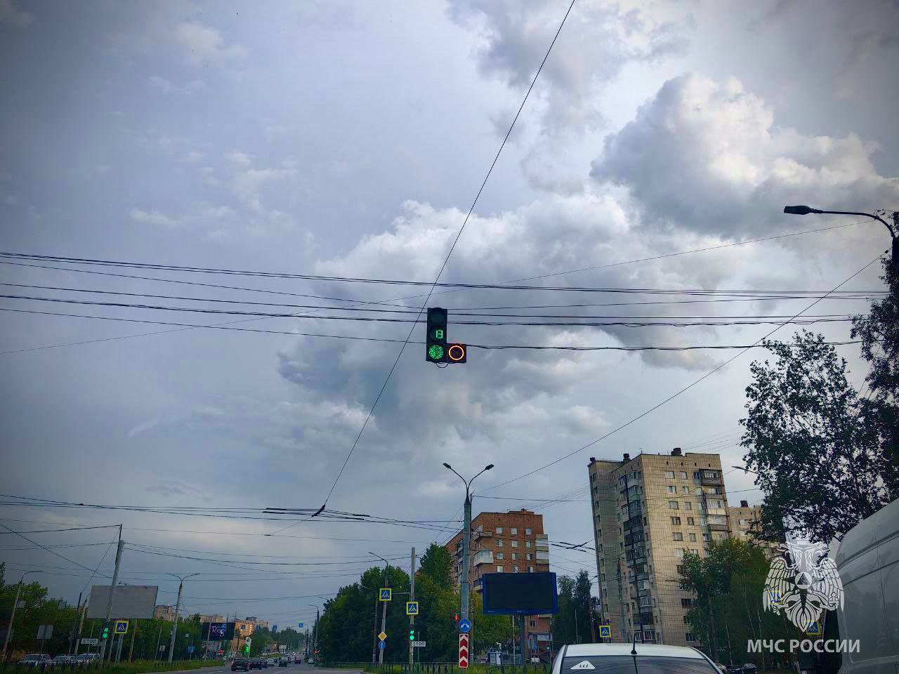 Гроза! #погода По данным Удмуртского ЦГМС, ночью и днем 13 июня местами в регионе ожидаются грозы. МЧС России напоминает: не стой рядом с высоким отдельно стоящим деревом, печной трубой, высотным строением. грозовой разряд может вызвать пожар, разрушение строений и конструкций, травмирование и гибель людей, животных. не паркуй автомобиль вблизи деревьев и слабо укреплённых конструкций; находясь на улице, обходи шаткие строения и деревья; для вызова экстренных служб звони по номеру «112». Обязательно установи на свой дом громоотвод. Это реальный способ избежать пожара в грозу!