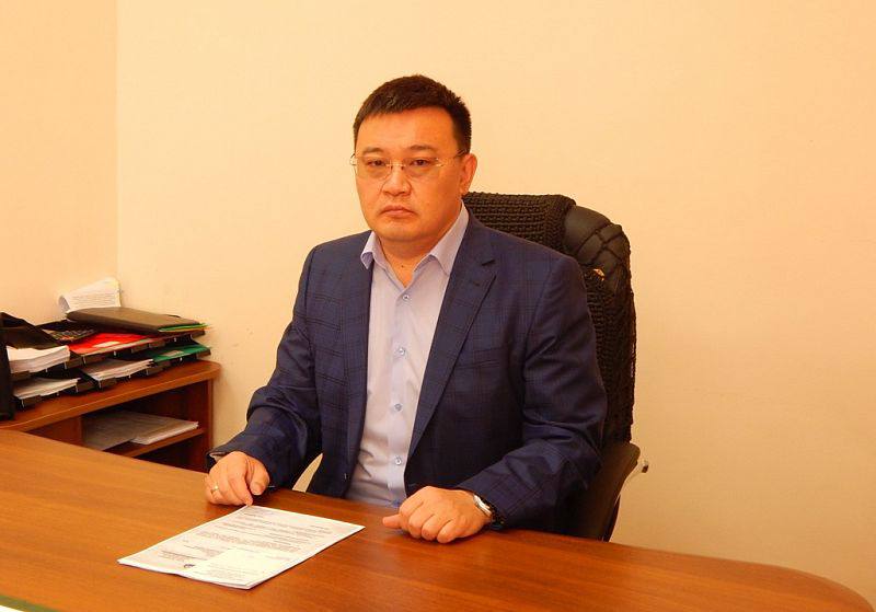 Степной дозор Тимур Цыренжапов официально назначен на должность министра строительства в Бурятии Мы еще в июле писали об этом решении на Площади Все прошло планомерно без сюрпризов По указу главы он с завтрашнего дня 06 11 25 приступает к обязанностям Генерал майор в отставке Завершив военную карьеру переехал в Бурятию где с 2018 по 2024 год руководил Фондом капитального ремонта С апреля 2025 года работал заместителем мэра Улан Удэ председателем Комитета по строительству Карьерный рост ровный