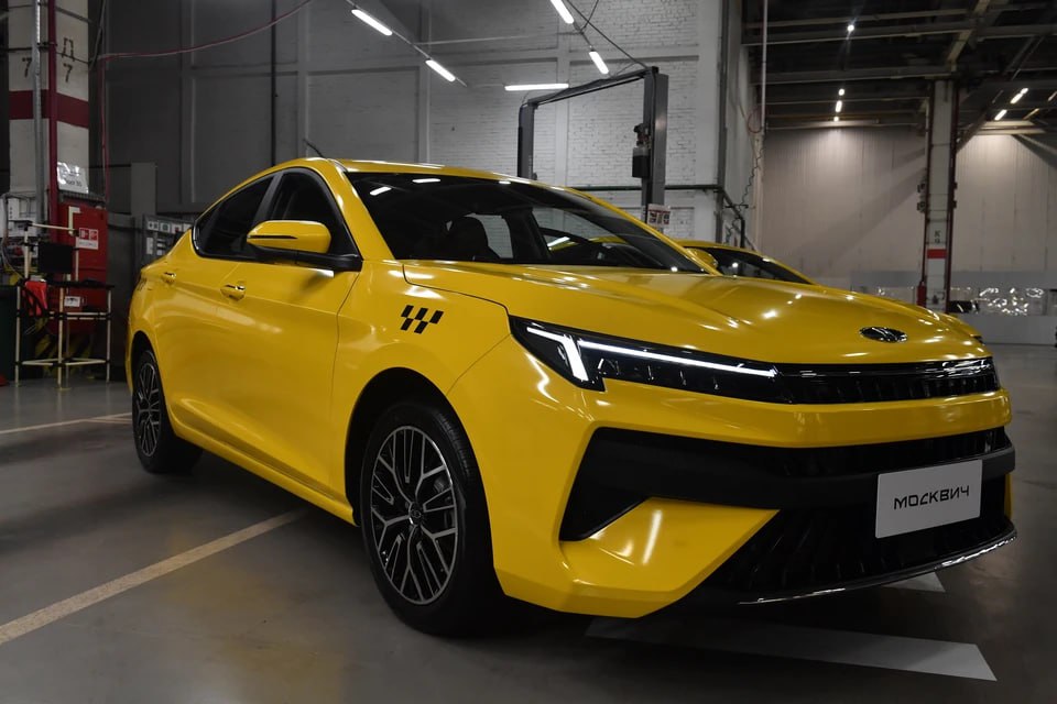 Москвич 6 ушёл в небытие петербуржцы его почти не покупали За весь 2025 год на эту модель пришлось всего 4 5 продаж бренда в городе а в первом квартале зарегистрировали лишь восемь машин Единственное достижение лифтбека он всё же обогнал по популярности местный XCITE Всего за год в Петербурге оформили чуть более 600 автомобилей марки этого не хватило даже на место в топ 20 Сейчас в дилерских центрах остались только Москвич 3 и немногочисленные Москвич 8 Иван Макеев Читай нас в MAX Читай нас в Telegram