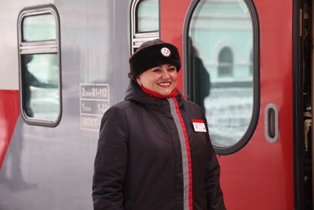 В новогодние каникулы Челябинск с другими городами свяжут дополнительные поезда   Добавочные рейсы появятся на таких направлениях, как Москва, Санкт-Петербург, Нижневартовск, Котлас и Приобье.