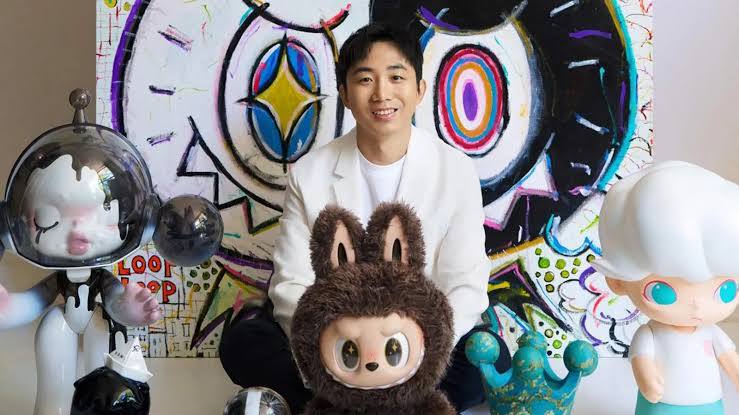 Создатель сети магазинов Pop Mart известный по коллекционным игрушкам Labubu Ван Нин вошел в десятку самых богатых миллиардеров Китая с состоянием в 22 3 млрд Лидерами списка стали основатель ByteDance владелец TikTok Чжан Имин с состоянием 65 5 млрд глава производителя напитков Nongfu Spring Чжун Шаньшань 58 7 млрд и руководитель Tencent разработчик WeChat Ма Хуатэн 52 2 млрд В десятку также вошли глава Xiaomi Лэй Цзюнь 46 2 млрд глава компании разработчика онлайн игр NetEase Уиллиам Дин 42 4 млрд создатель онлайн платформы Pinduoduo и владельца интернет магазина Temu Колин Хуан 37 9 млрд основатель компании производителя бытовой техники Midea Group Хэ Сянцзянь 27 9 млрд создатель Alibaba Group Джек Ма 25 7 млрд и глава автопроизводителя BYD Ван Чуаньфу 24 5 млрд Гуд Афтенун Новости