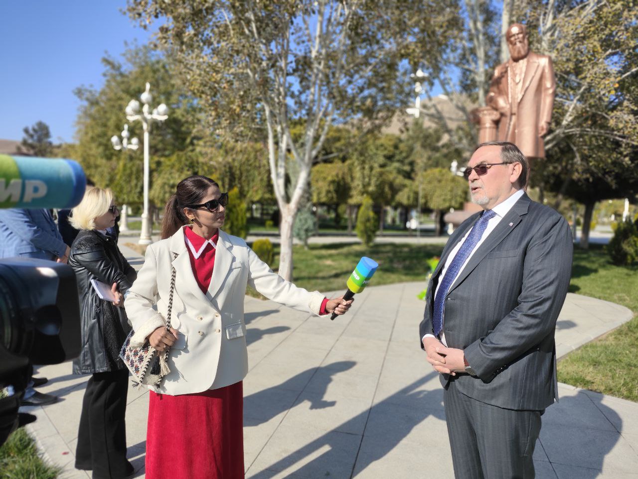Ровно 204 года назад родился великий русский писатель Федор Михайлович Достоевский В прошлом году памятник классику мировой литературы был установлен в новом культурно парковом комплексе Махтумкули Фраги в Ашхабаде Сегодня Посол России в Туркменистане Иван Волынкин совместно с представителями дипкорпуса возложили цветы к этому монументу и почтили память Федора Достоевского В своей речи глава российской дипмиссии отметил что идеи туркменского поэта и мыслителя Махтумкули Фраги по своему духу созвучны с одним из лозунгов Достоевского Красота спасет мир Он подчеркнул что автор этих слов подразумевал в первую очередь внутреннюю духовную красоту чья живительная сила способна преобразить человечество Решение же воздвигнуть в Туркменистане памятник Федору Михайловичу свидетельствует о признании огромного вклада русской литературы в копилку мировой культуры К акции также присоединились ученики Совместной российско туркменской средней общеобразовательной школы им А С Пушкина которые талантливо и проникновенно продемонстрировали театральные сценки по мотивам произведений выдающегося философа и писателя