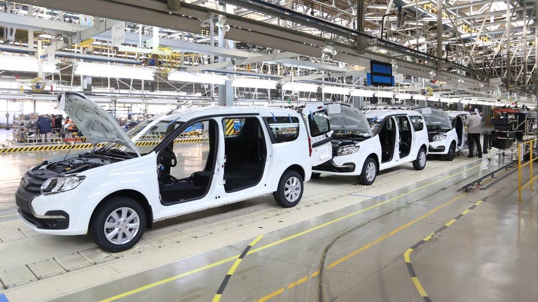 АвтоВАЗ опроверг сокращение объёмов производства Lada Largus в Ижевске В пресс службе завода сообщение назвали фейком и отметили что сентябрьский план производства Ларгусов составляет 151 автомобиль в день При этом на октябрь ежедневный план остаётся аналогичным а ежемесячный на несколько десятков машин выше сентябрьского autoruonline
