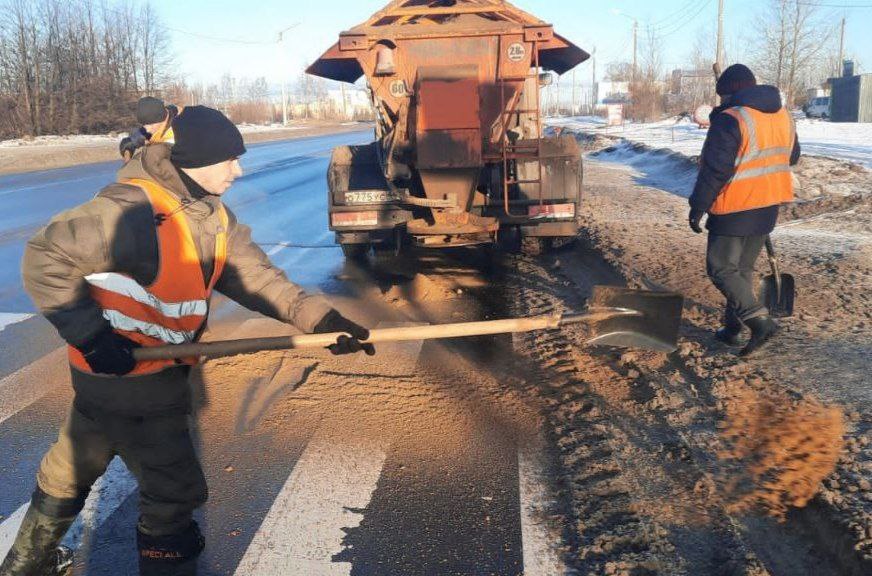 Усилить работы по противогололедной обработке пешеходных зон, самое пристальное внимание при этом уделив подходам к соцобъектам - больницам, школам, детским садам. Такую задачу поставил перед дорожными службами в связи с погодными условиями.   Специалистам Управления муниципальных инспекций поручил взять на особый контроль посыпку территорий возле магазинов, торговых центров и предприятий. За это отвечают сами хозяйствующие субъекты, поэтому прошу собственников проводить необходимые работы максимально оперативно и тщательно. Всех нарушителей УМИ будет привлекать к ответственности. Также обращаюсь и к управляющим компаниям, которые отвечают за порядок на придомовых территориях. Катка во дворах быть не должно. За этим следим также тщательно.     Как отчитались дорожники, минувшей ночью они посыпали тротуары в Заволжском, Фабричном районах и Давыдовских микрорайонах. Сегодня работы по противогололедной обработке продолжаются. Механизированным способом ведется посыпка тротуаров на улицах Советской, Титова, Крестьянской. Вручную бригады посыпают подходы и пешеходные зоны у 61 детского сада, школ № 3 и 37, на улицах Задорина, Чайковского, Лермонтова, Титова, Подлипаева и других. Всего сегодня на улицы города выведено 33 единицы техники и более 50 рабочих.     Наша задача – в максимально короткие сроки устранить последствия ледяного дождя, чтобы дети и взрослые могли передвигаться по городу без опаски.