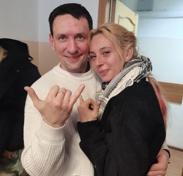 Ветеран СВО Николай по прозвищу «Кипиш», махавший автоматом возле «Седанка Сити» во Владивостоке, стал наставником школьников в Уссурийске. Для этого он прошел профильную подготовку Громкая история произошла 23 марта 2024 года. Тогда двоих мужчин с охолощенным оружием заметили возле «Седанка Сити». После сообщения от очевидцев людей срочно эвакуировали из торгового центра, а позже силовики задержали подозреваемых и обнаружили в их автомобиле муляжи двух гранат. Изъятые предметы оказались не опасными, но в отношении Николая возбудили уголовное дело за хулиганство с оружием и на 8 месяцев отправили в СИЗО. Ему грозило наказание от штрафа до семи лет лишения свободы, но 19 ноября 2024 года его отпустили под домашний арест, а теперь он работает с детьми.