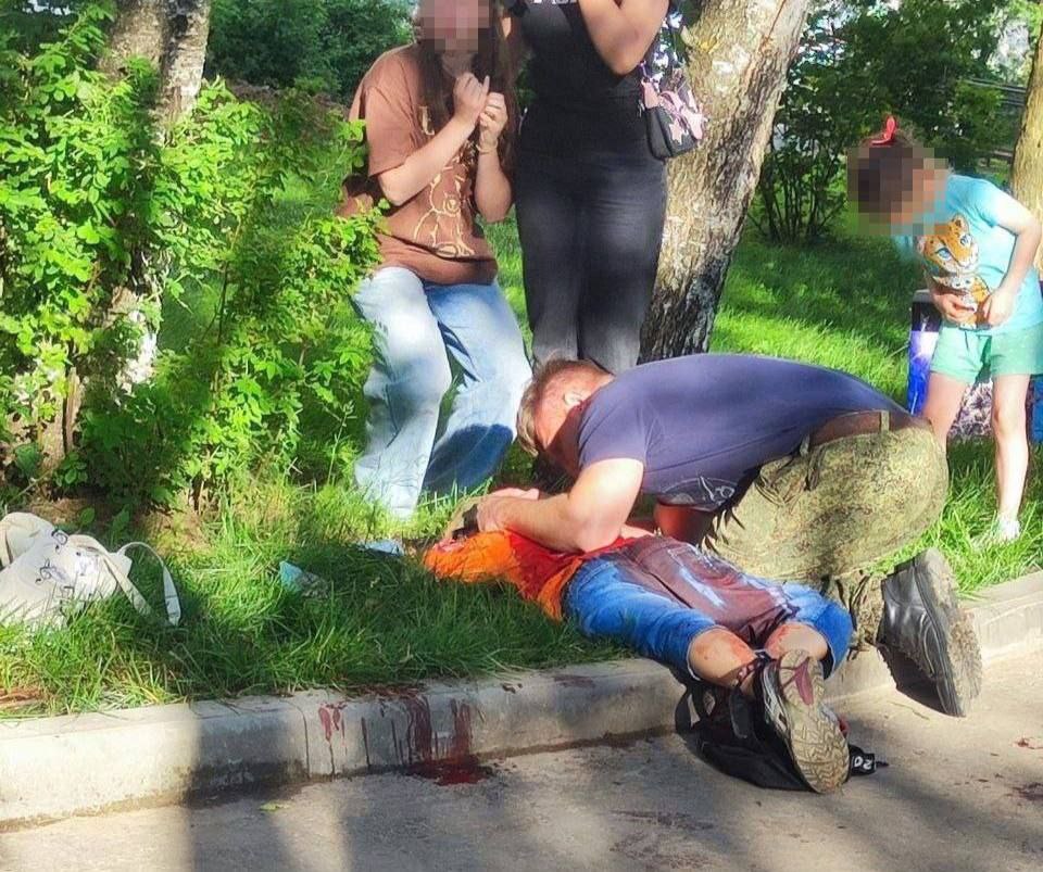 9-летнего мальчика ударили ножом в шею в Сергиевом Посаде. Ребёнок сидел во дворе, когда к нему подошёл 50-летний мужчина и ударил мальчика ножом. После этого нападавший заперся в своей квартире, полиция пытается проникнуть внутрь. Пострадавший мальчик уже находится на операции.