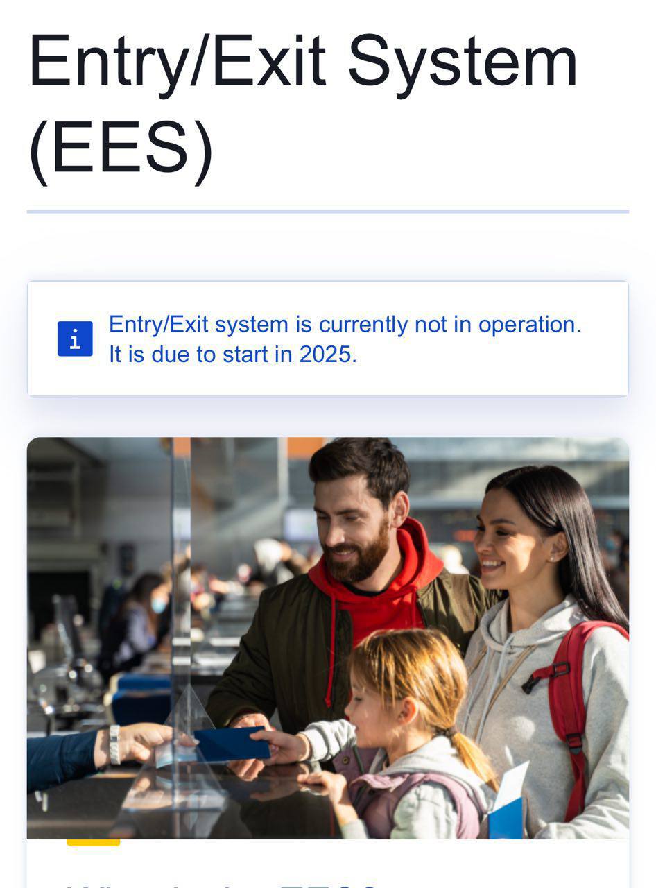 Запуск новой системы въезда/выезда в Евросоюз  Entry/Exit System, EES  перенесли на 2025 год.   Изначально в планах дата запуска была 10 ноября 2024 года, но потом что-то пошло не так и сроки перенесли. На официальном сайте EES теперь стоит не точная дата, а просто 2025 год.  Что планируется изменить после запуска EES  если её вообще запустят :   EES будет регистрировать путешественников, не являющихся гражданами ЕС, каждый раз, когда они пересекают внешние границы европейских стран;    В паспорта более не будут ставить штампы;    При первом въезде в Шенгенскую зону придется сфотографироваться и отсканировать отпечатки пальцев  биометрические данные . Эта информация будет храниться в базе данных в течение трех лет, после чего автоматически удаляться;    Если путешественник откажется предоставить свои биометрические данные, ему будет отказано во въезде на территорию европейских стран, которые применяют платформу Entry/Exit System;    Новая система будет автоматически рассчитывать дни пребывания, выявлять нарушителей;   Биометрический загранпаспорт не является обязательным, достаточно любого действующего проездного документа.  ​​​​​​​Остаётся ждать, когда в ЕС всё же закончат все подготовительные меры и запустят работу новой системы. К слову, в России с 1 декабря в тестовом режиме заработала биометрия для всех въезжающих в страну иностранце, запуск произошёл буднично и не вызвал нареканий.