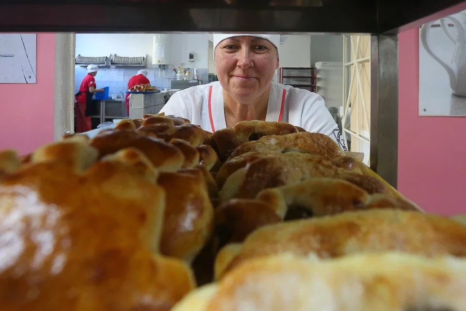 Волгоградцы назвали несколько причин ради которых они работают Большего всего респондентов 55 ожидаемо заявили что работа для них источник дохода Но были и другие ответы Так 28 участников тематического исследования сказали трудятся они ради карьерного роста т е им важно удовлетворить свои амбиции И таких среди трудоспособных граждан оказалось больше чем два года назад на 7 13 волгоградцев признались что работа для них является в первую очередь призванием они получают удовольствие от процесса Интересный момент женщины чаще рассматривают работу как призвание 17 против 8 среди мужчин